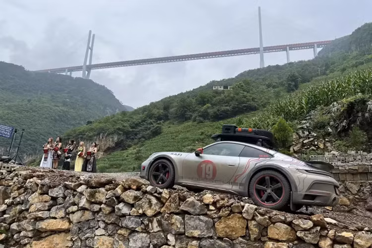 Hành trình phượt Trung Quốc của đại gia Hải Phòng cùng nhóm bạn vẫn đang tiếp diễn với việc ghé thăm nhiều địa danh rất nổi tiếng ở đất nước tỷ dân, 1 trong số đó là việc trải nghiệm lái chiếc xe thể thao giới hạn là Porsche 911 Dakar lên cầu Beipanjiang rất hoành tráng, nằm vắt ngang 2 vách núi khổng lồ.