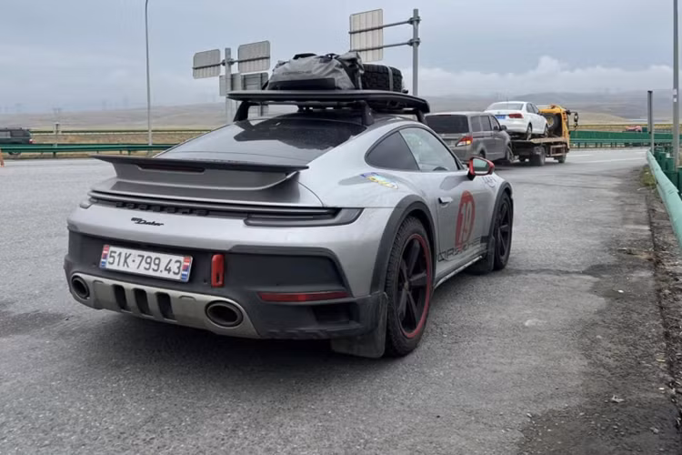 Porsche 911 Dakar sử dụng khối động cơ xăng 6 xi-lanh thẳng hàng, tăng áp kép, dung tích 3.0 lít, sản sinh công suất tối đa 473 mã lực và mô-men xoắn cực đại 570 Nm.