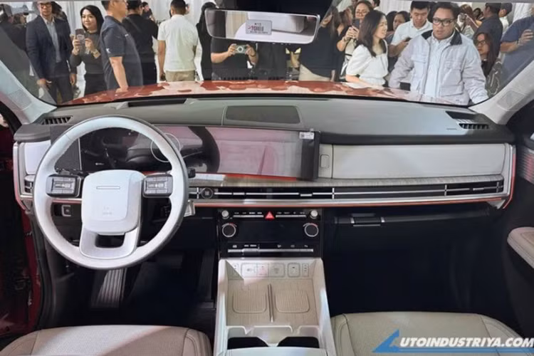 Bên cạnh đó, xe còn được trang bị hàng loạt trang bị hiện đại như sạc điện thoại không dây, điều hòa tự động đa vùng với cửa gió dành cho hàng ghế sau nằm trên trần xe, cửa sổ trời kép, ghế trước chỉnh điện và ghế lái tích hợp massage. Tại thị trường Philippines, Hyundai SantaFe 2024 có 2 tùy chọn động cơ.