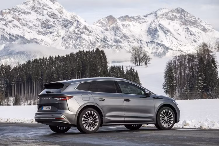 Skoda Enyaq IV có đến 3 tùy chọn pin gồm 55 kWh, 62 kWh và 82 kWh cho tầm vận hành tối đa từ 340 km - 566 km/lần sạc. Công suất động cơ dao động từ 146 - 340 mã lực. Xe sử dụng hệ dẫn động cầu sau hoặc dẫn động bốn bánh toàn thời gian. Hiện vẫn chưa rõ cấu hình nào sẽ được phân phối tại Việt Nam.