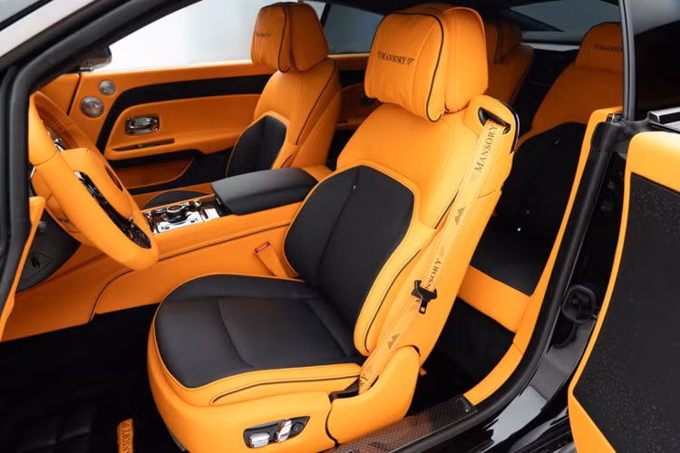 Kết hợp với gói Bodykit dữ dằn chính là bộ mâm độ FD.15 có kích thước 23 inch, ngoài ra khách hàng có thể lựa chọn lên kích cỡ mâm xe 24 inch lớn hơn đi kèm lốp 295/30 R24. Trên mẫu xe này, Mansory đã sơn mâm xe màu đen bóng cùng viền logo mâm màu cam. 