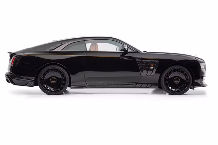Về ngoại thất, mẫu Coupe Rolls-Royce Spectre siêu sang được trang bị hàng loạt chi tiết nâng cấp bằng sợi carbon đặc trưng với đặc tính siêu nhẹ. Ở phần cản trước, mẫu xe được trang bị các chi tiết ốp cho viền các hốc gió trước, đồng thời xe cũng được trang bị phần líp trước thể thao hơn.