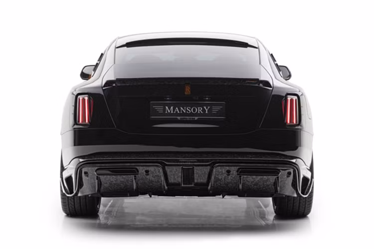 Trung tâm của chi tiết này chính là logo Rolls-Royce cùng đèn xi nhan hông xe. Phần líp hông nguyên bản cũng đã được thay thế hoàn toàn, thay vào đó chính là bộ líp mới với thiết kế phức tạp hơn, tích hợp cánh gió đứng ở hai đầu líp giúp tối ưu hơn nữa hiệu quả khí động học.