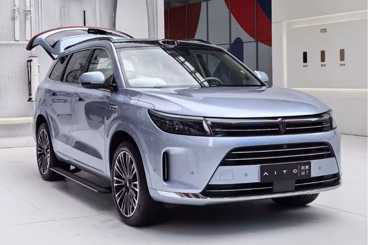 Chiều dài, chiều rộng và chiều cao của xe SUV Aito Seres 7 2024 là 5020/1945/1760 mm và chiều dài cơ sở là 2820 mm. Trọng lượng không tải là 2370 kg hoặc 2460 kg, tùy thuộc vào các phiên bản. Thể tích cốp xe tiêu chuẩn là 188 lít cho xe 6 chỗ và 686 lít cho xe 5 chỗ.