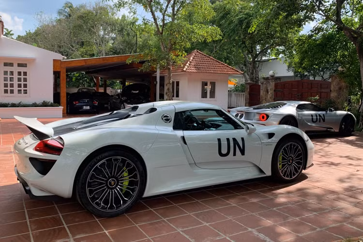 Nếu quả thực McLaren Senna và Porsche 918 Spyder xuất trận trước giờ G, như vậy, đây sẽ là chấn động cho các dân chơi xe từ khắp nơi trên thế giới tề tựu tại Việt Nam để tham dự Gumball 3000 kỷ niệm 25 năm, vì không ai nghĩ sẽ có 1 cá nhân sở hữu gần 700 xe ô tô, lại còn có 3 chiếc siêu xe hypercar và 2 xe khó mua như Ford.