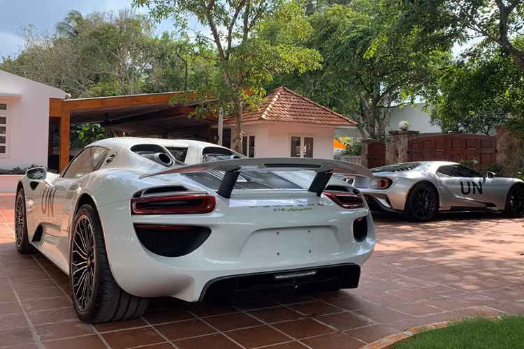 Tất nhiên là giới mê xe rất mong muốn "Qua" Vũ 1 lần chơi lớn, mang 5 siêu phẩm bao gồm Bugatti Veyron, Ford GT, Ford GT '67 Heritage Edition, McLaren Senna và Porsche 918 Spyder ra trưng bày, để mọi người chiêm ngưỡng, cũng như chia sẻ đam mê với bạn bè chơi xe trên toàn cầu.