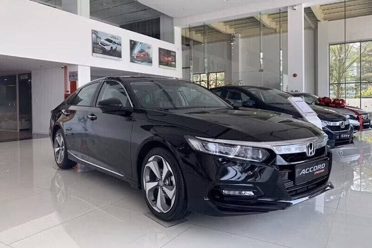 Bên cạnh đó là những tính năng an toàn chủ động ADAS tiêu chuẩn như hệ thống phanh giảm thiểu va chạm, hệ thống kiểm soát hành thích ứng bao gồm dải tốc độ thấp, hệ thống đèn pha thích ứng tự động, hệ thống giảm thiểu chệch làn đường và hệ thống hỗ trợ giữ làn đường.