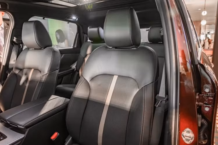 Mazda CX-80 có sẵn với cấu hình nội thất ba hàng ghế, tùy chọn 6 hoặc 7 chỗ ngồi. Hàng ghế thứ hai có thể bố trí bộ ba ghế tiêu chuẩn hoặc hai ghế cơ trưởng kết hợp với bảng điều khiển trung tâm hoặc lối đi tới hàng ghế thứ ba.