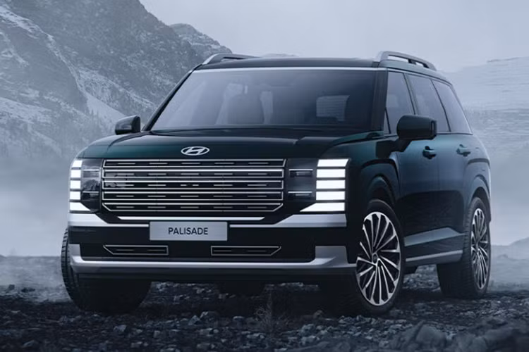 Đáng chú ý, hãng xe Hàn Quốc tiết lộ, Hyundai Palisade 2025 bản 9 chỗ ngồi với 3 hàng ghế, mỗi hàng 3 chỗ. Cụ thể, ở hàng ghế trước sẽ có một chiếc ghế nhỏ được đặt ở giữa, giống thiết kế trên một số mẫu xe bán tải có ghế trước dạng băng liền. Còn hai hàng ghế sau vẫn có 3 chỗ như bình thường.