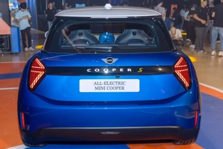 Về thiết kế, Mini Cooper SE 2024 chạy điện nổi bật với màu sơn xanh cá tính. Xe vẫn được giữ nguyên ngôn ngữ thiết kế đặc trưng, cổ điển của thương hiệu Mini với kiểu dáng ba cửa và bốn chỗ ngồi nhỏ gọn, mang lại cảm giác quen thuộc nhưng vẫn tươi mới cho người dùng.