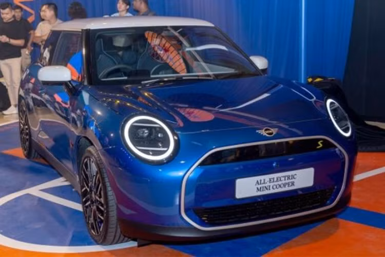  Mini Cooper SE 2024 mới có kích thước dài x rộng x cao lần lượt là 3.858 x 1.756 x 1.458 mm. So với bản động cơ đốt trong, Mini Cooper thuần điện có phần “khiêm tốn” hơn về chiều dài nhưng nhỉnh hơn 29 mm về chiều rộng và 44 mm chiều cao.