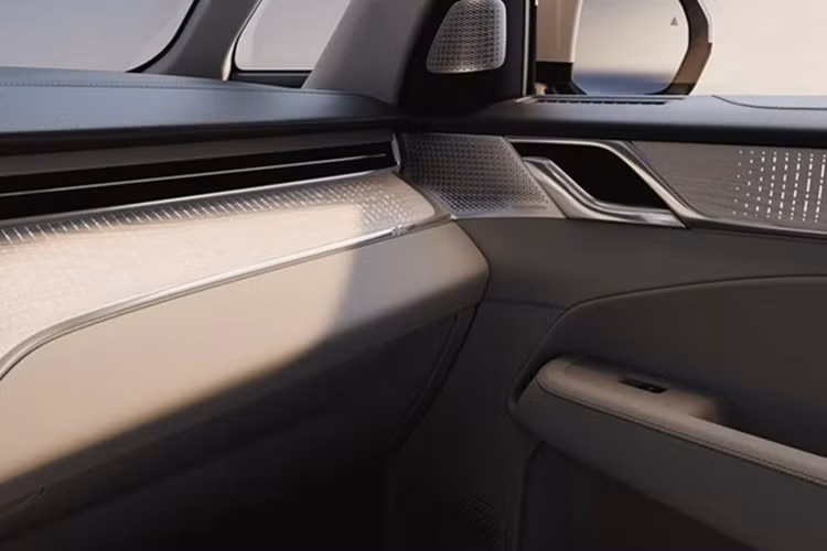 Trang bị cao cấp còn bao gồm mui kính toàn cảnh Panorama Glass Roof, bàn làm việc cá nhân xếp gọn và màn hình giải trí ốp trần 15,6 inch. Ngoài ra, hàng ghế thứ hai còn được trang bị công tắc điều chỉnh điện cho cửa sổ, rèm che nắng, điều hòa nhiệt độ với chức năng ion hóa khử khuẩn và bộ lọc không khí hạn chế đến 95% bụi mịn PM2.5.