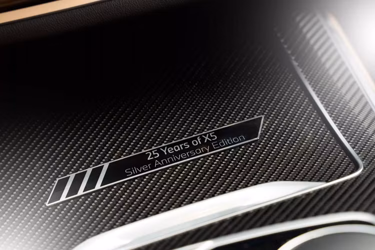 Là bản đặc biệt nên BMW X5 Silver Anniversary Edition có cùng lúc các thành phần của 2 gói trang trí ngoại thất riêng biệt là Sport và M Sport. Chúng bao gồm bộ mâm M kích thước 20 inch với 2 tông màu từ gói M Sport, trong khi cản xe có những chi tiết bằng nhôm từ gói Sport Design.