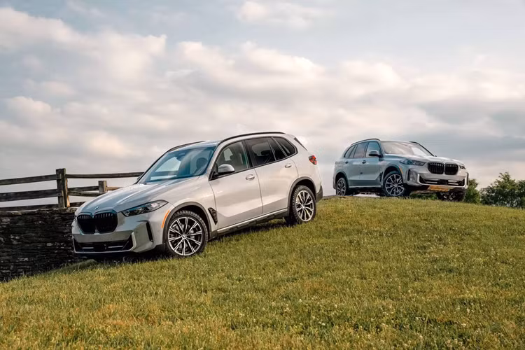 Để tri ân quãng thời gian 1/4 thế kỷ tồn tại của dòng xe này, BMW đã tạo ra phiên bản đặc biệt mang tên X5 Silver Anniversary Edition với nhiều chi tiết độc đáo thú vị.