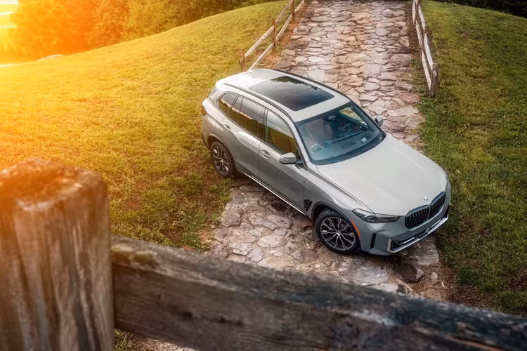 Bên cạnh đó, mẫu xe này còn được trang bị sẵn gói tính năng đi địa hình xOffroad, với hệ thống treo khí nén hai trục tích hợp khóa vi sai cơ học phía sau và lớp bảo vệ gầm bổ sung. Với gói này, xe X5 có khoảng sáng gầm cao hơn so với tiêu chuẩn đồng thời nhận thêm 4 chế độ lái gồm xSnow, xSand, xGravel và xRocks.