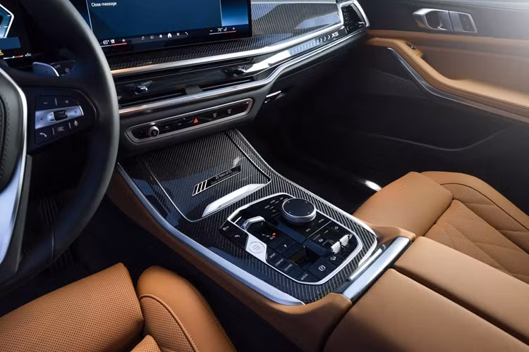 Ngoài ra, xe còn có sẵn ghế ngồi kiểu thể thao và các điểm nhấn trang trí bằng sợi carbon, vốn là những chi tiết mà trước đây chỉ có sẵn trên các phiên bản hiệu năng cao như X5 M Competition hay X5 M60i.