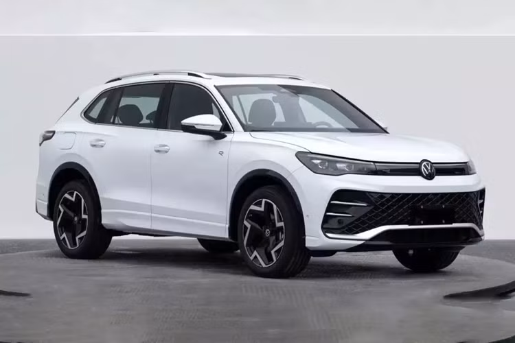 Trong năm 2023, hãng Volkswagen đã tiết lộ kế hoạch ra mắt mẫu SUV mới mang tên Tayron để thay cho dòng xe Tiguan Allspace trên thị trường toàn cầu. Trong số những thị trường đón nhận mẫu xe này, Trung Quốc sẽ là điểm đến đầu tiên. Do đó, không có gì bất ngờ khi hình ảnh của Volkswagen Tayron 2024 mới cũng bị rò rỉ từ Trung Quốc.