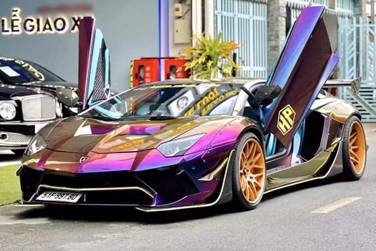 Số lượng siêu xe Lamborghini Aventador có mặt trên thị trường ôtô Việt Nam khoảng gần 20 chiếc, trong đó có 1 xe tiêu chuẩn đang được chào bán với giá lên đến 17 tỷ đồng.