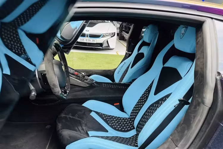 Được biết, chiếc siêu xe Lamborghini Aventador LP700-4 đã qua sử dụng này nguyên bản có màu xanh Lemans, xe được nhập khẩu không chính hãng và được 1 đại gia đến từ Bà Rịa - Vũng Tàu chi hơn 25 tỷ đồng để mua về cách đây 6 năm, trong khi xe này được nhập về từ 2016.