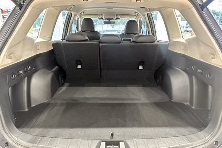 Ngoài bất lợi về giá bán, Subaru Forester còn sở hữu thiết kế kém nịnh mắt nên kén khách hơn các đối thủ. Bên cạnh đó, Subaru cũng chưa phải là thương hiệu nổi tại Việt Nam và hệ thống đại lý còn thưa thớt.