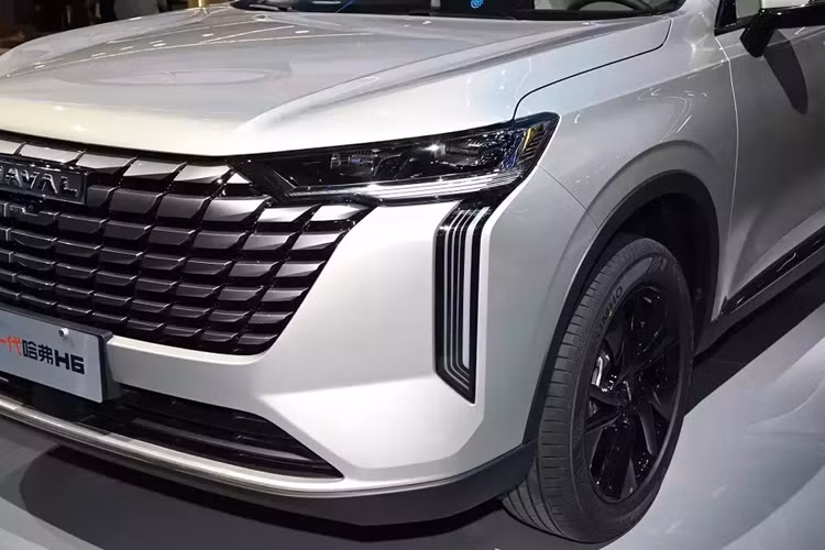 Tại thị trường hàng xóm với Việt Nam, giá xe Haval H6 2025 cho 5 phiên bản dao động từ 117.900 - 143.900 Nhân dân tệ (khoảng 412 - 503 triệu đồng). Tuy nhiên, trong giai đoạn đầu, xe sẽ có giá ưu đãi chỉ từ 103.900 - 129.900 Nhân dân tệ (363 - 454 triệu đồng).