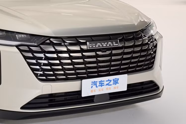 Tương tự ngoại thất, nội thất của Haval H6 2025 đã được làm mới với những chi tiết dùng chung với mẫu ô tô điện Ora 07 như vô lăng. Phía sau vô lăng được ốp màu bạc này là cần số điện tử mới giống xe Hyundai.