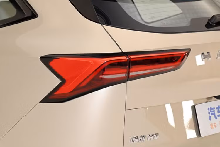 Ngoài ra, mẫu SUV cỡ C này còn có những trang bị tiện nghi mới như màn hình thông tin giải trí 14,6 inch. Sự xuất hiện của màn hình này khiến các nút bấm vật lý của xe cũng biến mất. Trong khi đó, bảng đồng hồ kỹ thuật số vẫn có kích thước 10,25 inch như cũ.