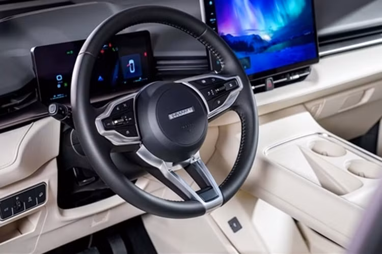 Ngoài ra, mẫu xe SUV Haval H6 2025 còn sở hữu hệ thống đèn 2 tầng với tạo hình như số 7 mới trên đầu xe. Nằm phía trên là đèn pha được gọi bằng cái tên Starry Light và bao gồm 54 bóng LED. Bên dưới là đèn định vị ban ngày với thiết kế nằm dọc như thác nước và bao gồm 6 dải LED.