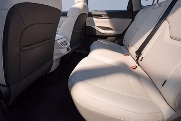 Theo một số nguồn tin, Haval H6 mới sẽ được bán ở thị trường Thái Lan vào cuối năm nay. Sau Thái Lan, mẫu xe này có thể sẽ tiếp tục ra mắt Việt Nam. Hiện Haval H6 đang được phân phối tại Việt Nam với 1 phiên bản và giá niêm yết 986 triệu đồng.