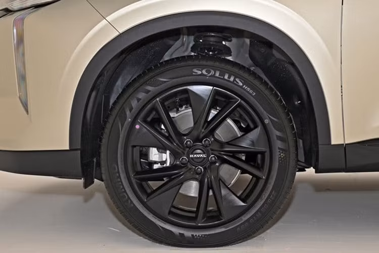 Màn hình hiển thị thông tin kính lái HUD 9 inch, sạc điện thoại không dây 50W và tính năng sưởi/làm mát dành cho ghế trước cũng được trang bị cho xe. Chưa hết, Haval H6 2025 còn có công nghệ hỗ trợ lái bán tự động cấp độ 2. Xe sở hữu hơn 20 tính năng an toàn, bao gồm hệ thống cảnh báo lệch làn đường và cảnh báo tiền va chạm.