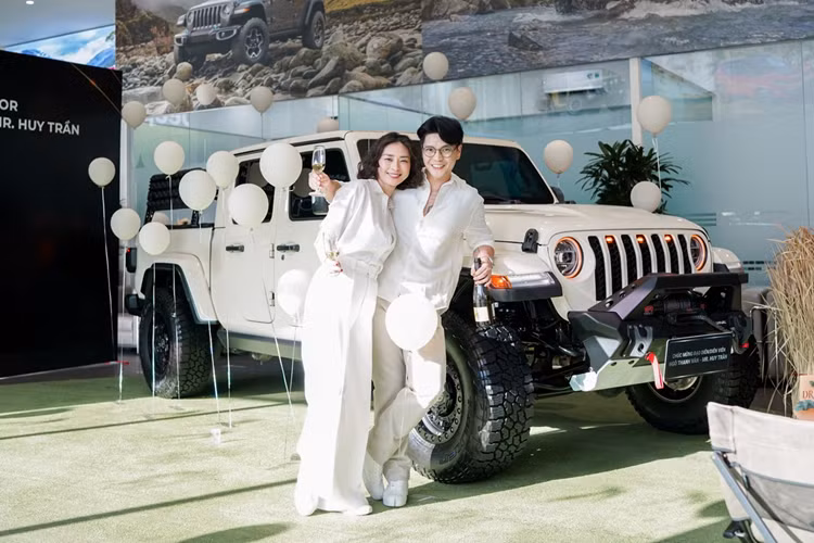 Chiều ngày 24/1, đạo diễn, diễn viên kiêm nhà sản xuất Ngô Thanh Vân đã đến showroom Jeep quận 4 nhận món quà bất ngờ từ ông xã Huy Trần là chiếc xe bán tải đến từ Mỹ – Jeep Gladiator thế hệ mới.