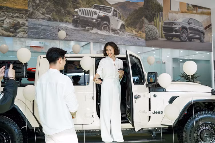 Quyết định chọn Jeep Gladiator tặng Ngô Thanh Vân bởi theo anh Huy Trần tin tưởng rằng đây là chiếc xe phù hợp nhất với bà xã, vừa thể hiện cá tính, phong cách sống mà còn đồng hành trong các chuyến du lịch, khám phá những địa điểm mới.