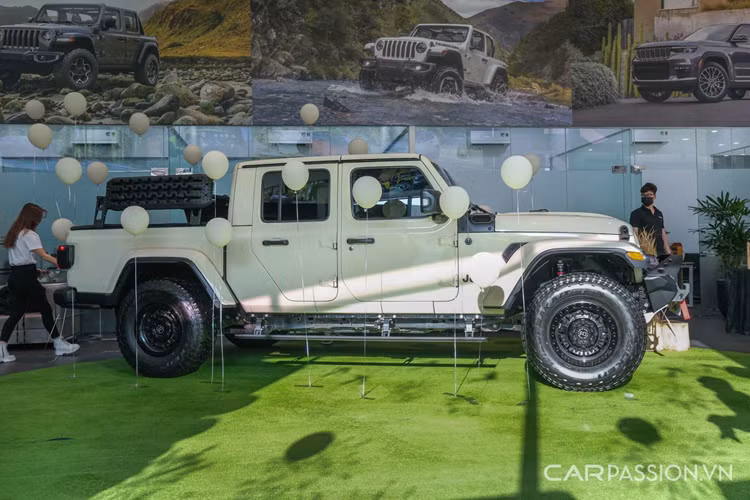Jeep Gladiator không chỉ ấn tượng về kích thước tổng thể mà còn có khả năng lội nước lên đến 762 mm. Trước khi Jeep Gladiator gia nhập bộ sưu tập, đạo diễn Ngô Thanh Vân từng sở hữu nhiều mẫu xe sang trọng như BMW X5, Bentley Continental Flying Spur và VinFast President... Mức giá xe Jeep Gladiator tại Việt Nam khoảng hơn 4,3 tỷ đồng.