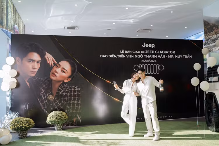 Jeep Gladiator trang bị động cơ V6 3.6L, sản sinh công suất tối đa 285 mã lực và mô-men xoắn cực đại 353 Nm, hộp số tự động 8 cấp và hệ dẫn động hai cầu Rock – Trac là những yếu tố mạnh mẽ giúp Jeep Gladiator không chỉ xuất sắc trên đường phố mà còn tỏa sáng trên mọi địa hình khó khăn.