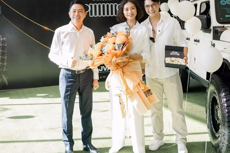 Bên cạnh đó, chiếc Jeep Gladiator của vợ chồng đạo diễn Ngô Thanh Vân được trang bị màn hình giải trí kích thước 8.4 inch, hệ thống âm thanh Alpine, hệ thống sưởi và thông gió ghế trước,…