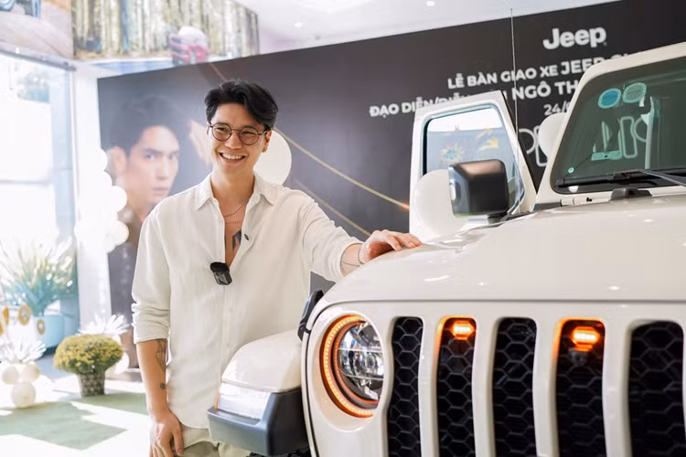 Khi được chồng tặng chiếc xe Jeep Gladiator đắt tiền, Ngô Thanh Vân bày tỏ niềm hạnh phúc, nữ đạo diễn cho biết đây là món quà hết sức ý nghĩa của chồng. “Huy thật sự rất thích chiếc xe này vì thương hiệu mang tính lịch sử ấn tượng.