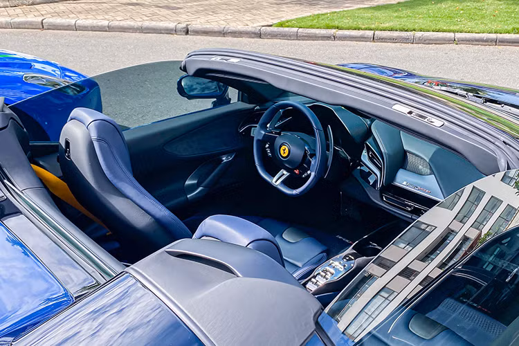 Ferrari SF90 Spider có 4 chế độ lái, bao gồm chế độ thuần điện eDrive, tiếp theo là Hybrid, Performance và Qualify. Kết hợp với hộp số bán tự động ly hợp kép 8 cấp và hệ dẫn động 4 bánh, mẫu siêu xe mui trần này có thể đạt vận tốc 100 km/h chỉ trong 2,5 giây và tốc độ tối đa đạt 340 km/h.