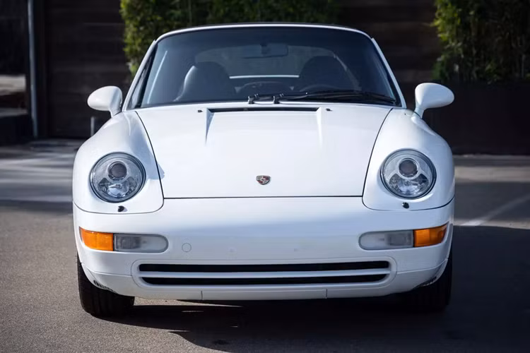 Nếu chia trung bình quãng đường di chuyển hàng năm với con số 449 km, chiếc xe Porsche 911 Carrera Cabriolet mui trần này chỉ đi vỏn vẹn 15 km mỗi năm kể từ khi xe rời khỏi dây chuyền sản xuất ở Stuttgart. Gần như ở thời điểm hiện tại, chiếc xe vẫn còn ở trong tình trạng cực kỳ tốt như lúc mới xuất xưởng.
