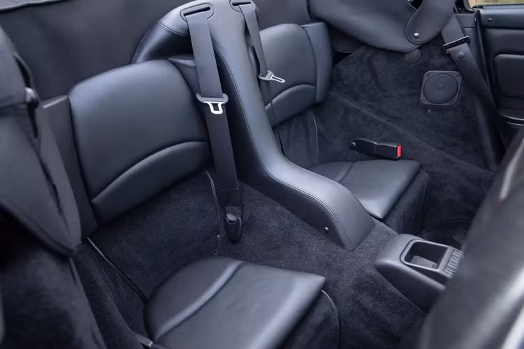 Mẫu xe vẫn được trang bị khối động cơ sáu xi-lanh 3.6 lít làm mát bằng không khí, kết hợp với hộp số sàn 6 cấp thể thao. Ban đầu, khối động cơ này tạo ra khoảng 270 mã lực.