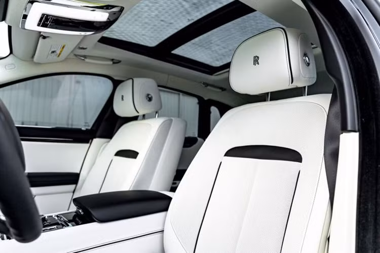 Ở bên ngoài, xe có màu sơn ngoại thất Black Diamond tuyệt đẹp, mang đến cảm giác vừa bí ẩn vừa tinh tế. Bên trong, cabin chiếc sedan siêu sang này có màu Grace White sang trọng, kết hợp với nhiều tính năng hiện đại nhằm đem đến cho chủ nhân cảm giác thoải mái nhất.