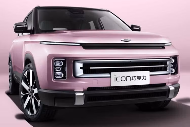 Hơn nữa, mẫu xe SUV Geely Icon hiện tại được trang bị động cơ 4 xi-lanh 1,5 tấn với công suất tối đa 133 kW và mô-men xoắn cực đại 290 Nm, kết hợp với hộp số DCT 7 cấp. Mức tiêu thụ nhiên liệu toàn diện chính thức của WLTC là 6,3L/100km.