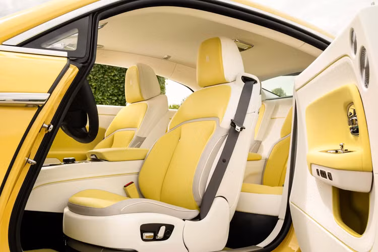 Rolls- Royce đồng thời cũng trang bị cho mặt số trung tâm trong cụm đồng hồ đo có màu vàng nhằm tạo vẻ liền mạch, đồng bộ hơn về màu sắc trong khoang nội thất của xe.