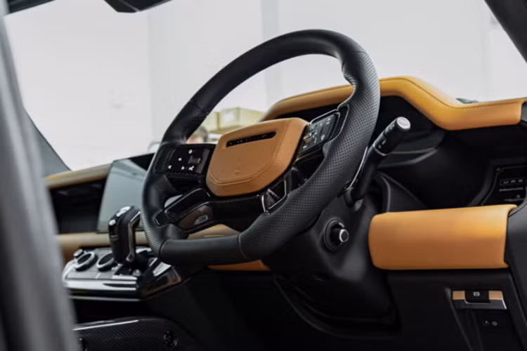 Urban Automotive sẽ cung cấp cho xe hai gói nâng cấp về diện mạo cho Range Rover Sport mới nhất bao gồm Widetrack và Narrowbody. Phiên bản có hình ảnh minh họa này được trang bị gói nâng cấp Widetrack hàng đầu, hoàn chỉnh với phần mở rộng các vè ốp thân xe.