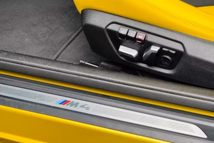 BMW M4 F82 là phiên bản hiệu suất cao của dòng xe BMW 4-Series, ngoại hình xe thể thao hơn với các khe hốc gió ở cản trước có kích thước lớn hơn, lưới tản nhiệt với các nan đen và đi kèm còn có logo M4 nằm phía bên phải.