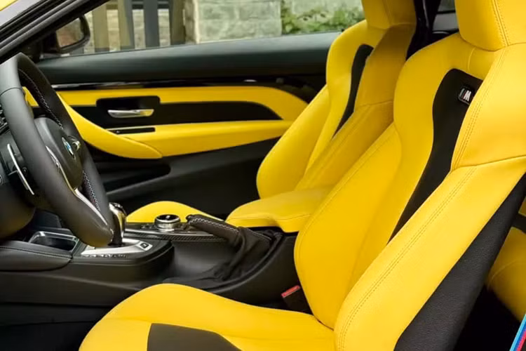 Tuy nhiên, màu sắc ghế lại được cho làm giảm đáng kể độ cá tính của chiếc xe BMW M4 này, bù lại ngoại thất được độ khá đẹp, cản sau carbon, mui xe carbon theo xe, bộ mâm đa chấu kép, hay cặp ống xả độ và sau cùng là đèn đã được nâng cấp lên đời 2019, xe thuộc đời 2017.