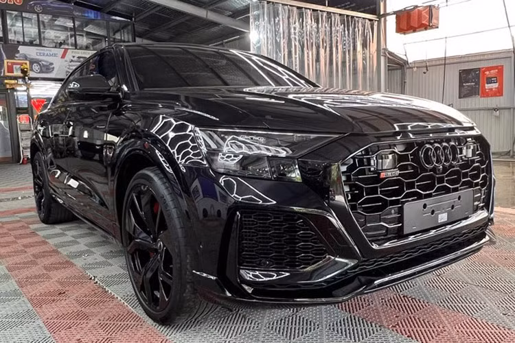 Chiếc Audi RS Q8 độc nhất Việt Nam trong bài viết này thuộc đời 2021, được đưa về nước vào hồi tháng 4/2022 bởi một đơn vị nhập khẩu tư nhân. Đến khoảng giữa tháng 9/2023, mẫu SUV lai coupe này đã tìm được chủ nhân, là một đại gia đến từ Nghệ An.