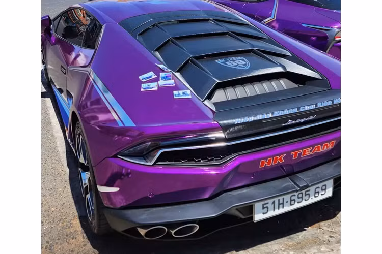 Huracan xuất hiện lần đầu trên toàn thế giới tại Triển lãm ôtô Geneva 2014, và được phát hành trên thị trường vào quý II năm 2014. Ký hiệu LP 610-4 xuất phát từ chiếc xe có công suất 610 ps và hệ dẫn động 4 bánh, trong khi LP là viết tắt của "Longitudinale Posteriore", đề cập đến vị trí động cơ đặt giữa.