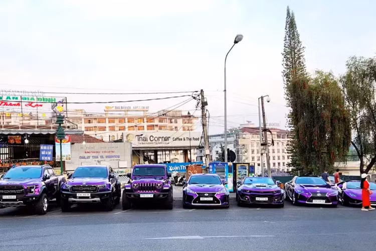 Động cơ kết hợp cùng hộp số tự động 7 tốc độ và hệ dẫn động 4 bánh toàn thời gian, nhờ đó, chiếc siêu xe Lamborghini Huracan LP610-4 chỉ mất thời gian 3,2 giây để tăng tốc từ vị trí xuất phát lên 100 km/h trước khi đạt vận tốc tối đa 325 km/h.