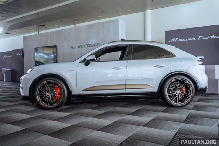 Ngoài các tùy chọn phiên bản mới, Porsche còn giới thiệu gói nâng cấp off-road dành cho Macan EV. Gói này bao gồm cản trước được thiết kế lại với các chi tiết hầm hố hơn ở ốp sườn và bộ khuếch tán gió.