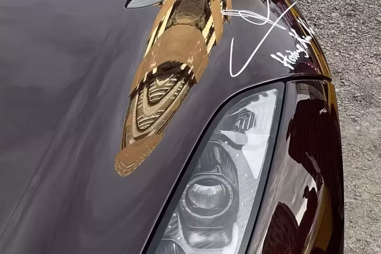Siêu phẩm triệu đô Koenigsegg Regera sử dụng hệ dẫn động hybrid với máy xăng V8, Biturbo, dung tích 5.0 lít và 3 mô-tơ điện. Công suất tổng cộng trên siêu xe triệu USD đến từ Thụy Điển hơn 1.500 mã lực và mô-men xoắn cực đại 2.000 Nm.